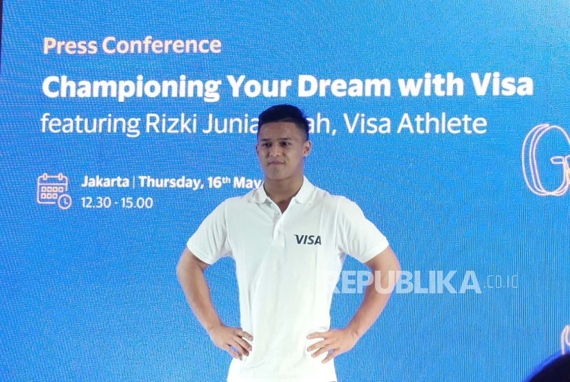 Atlet angkat besi putra Indonesia, Rizki Juniansyah dalam konferensi pers bertema Champions Your Dream with Visa featuring Rizki Juniansyah, Visa Athlete di Jakarta, Kamis (16/5/2024).  