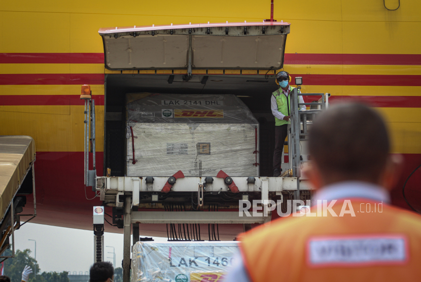 Petugas cargo menurunkan envirotainer berisi vaksin COVID-19 Pfizer dari pesawat setibanya di Terminal Cargo Bandara Internasional Soekarno Hatta, Tangerang, Banten, Kamis (19/8/2021). Sebanyak 1,5 juta vaksin COVID-19 Pfizer tiba perdana di Indonesia yang bakal dialokasikan untuk program vaksinasi nasional. 