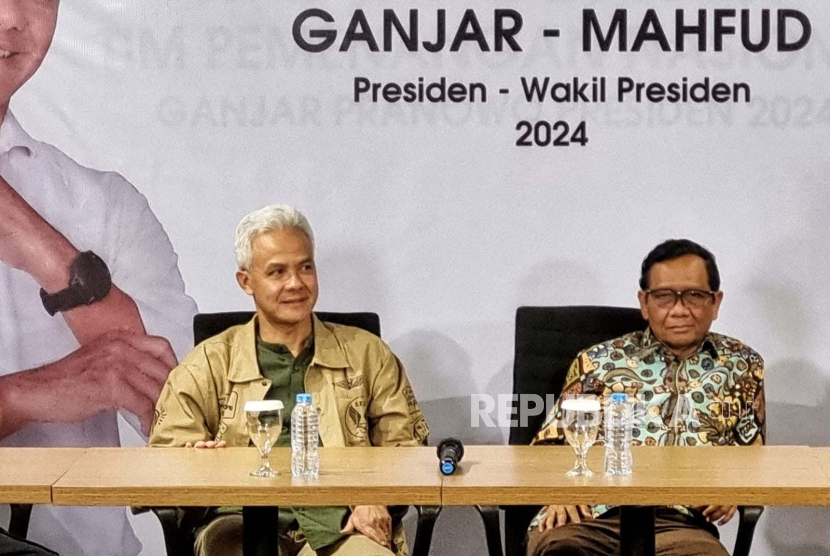 Bakal calon presiden (capres), Ganjar Pranowo menanggapi kabar yang menyebut Gibran Rakabuming Raka akan dipilih sebagai pendamping dari Prabowo Subianto, di Media Center TPN Ganjar-Mahfud, Jakarta, Ahad (22/10/2023) malam. 