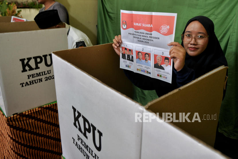 Warga menunjukan surat suara ilpres saat akan menggunakan hak pilihnya di tempat Pemungutan Suara (TPS) 01 Larangan Utara, Kecamatan Larangan, Kota Tangerang, Banten. (ilustrasi)