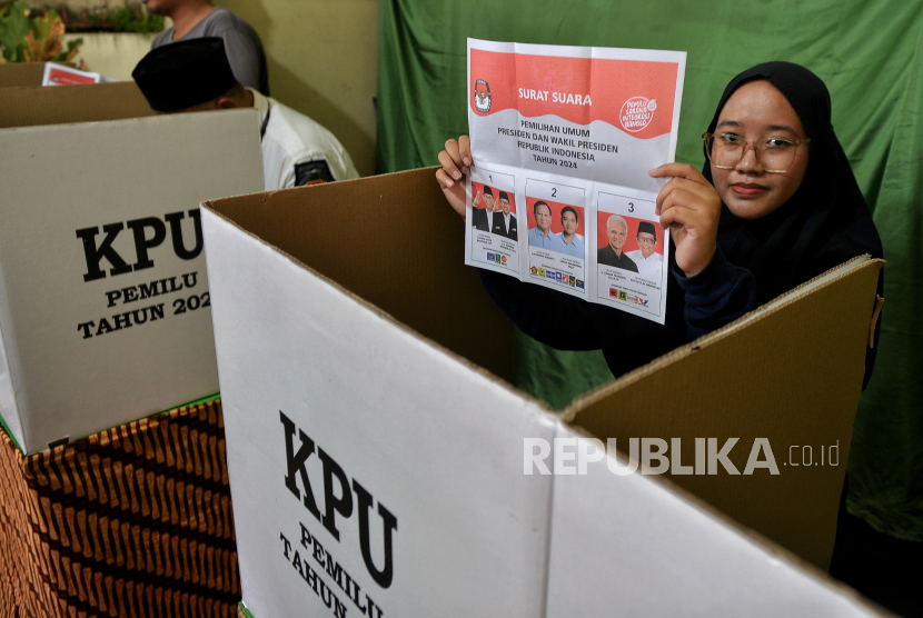 Warga menunjukkan surat suara Pilpres saat akan menggunakan hak pilihnya di Tempat Pemungutan Suara (TPS) 01 Larangan Utara, Kecamatan Larangan, Kota Tangerang, Banten, Ahad (18/2/2024).