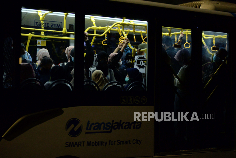 Sejumlah penumpang berada di Bus Transjakarta di Jalan Gatot Subroto, Jakarta Selatan, Jumat (20/1/2023). 