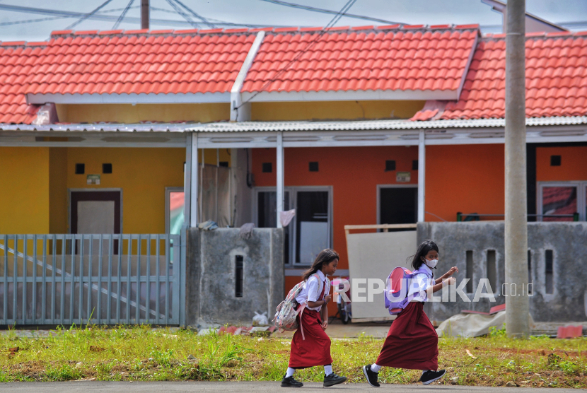 Pelajar sekolah dasar berjalan di lingkungan kompleks perumahan bersubsidi di Ciseeng, Bogor, Jawa Barat, Senin (19/2/2024). 
