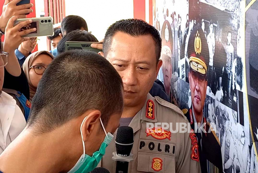 Polisi memperlihatkan pasangan suami istri yang menjadi pelaku video asusila di Kebun Teh Ciwidey, Kabupaten Bandung di Mapolrestabes Bandung, Senin (22/5/2023). 