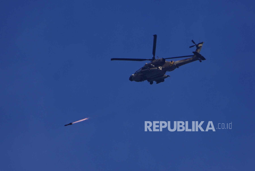 Helikopter Apache Israel menembakkan rudal ke arah Jalur Gaza, terlihat dari Israel selatan, Rabu, 6 Desember 2023.