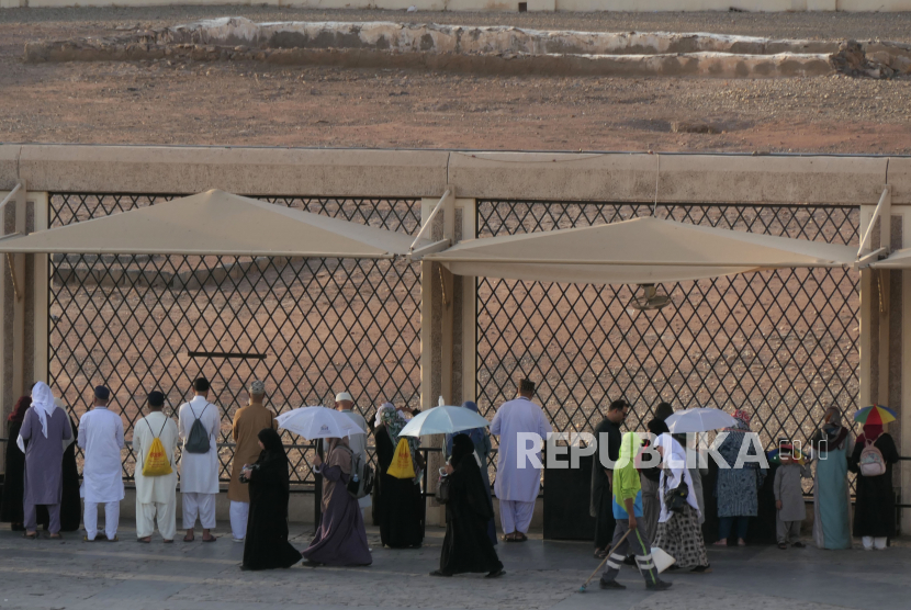 Sejumlah wisatawan mengunjungi makam syuhada yang dimakamkan di kaki Jabal Uhud di Madinah, Arab Saudi.