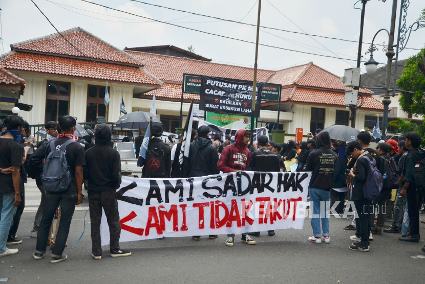 Ratusan warga Dago Elos menggelar aksi di Pengadilan Negeri (PN) Bandung, Jalan LRE Martadinata