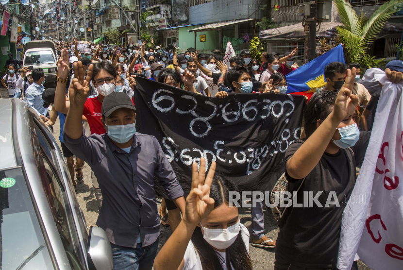  Pengunjuk rasa anti-kudeta memberikan hormat tiga jari terhadap pembangkangan selama demonstrasi di Yangon, Myanmar pada hari Selasa 27 April 2021. 