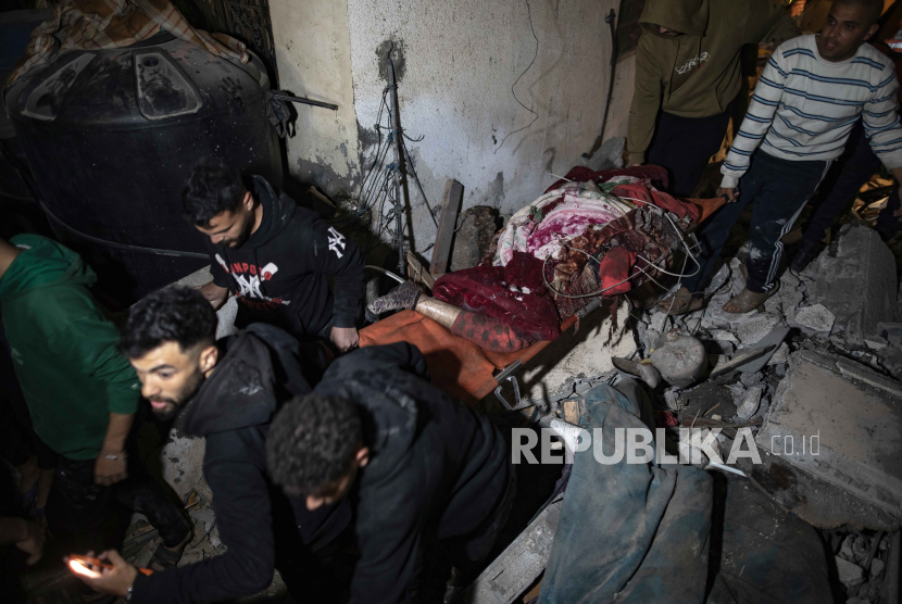 Warga Palestina membawa orang terluka yang pulih dari reruntuhan rumah mereka setelah serangan Israel, di kamp pengungsi Rafah, Jalur Gaza selatan, (9/2/2024).