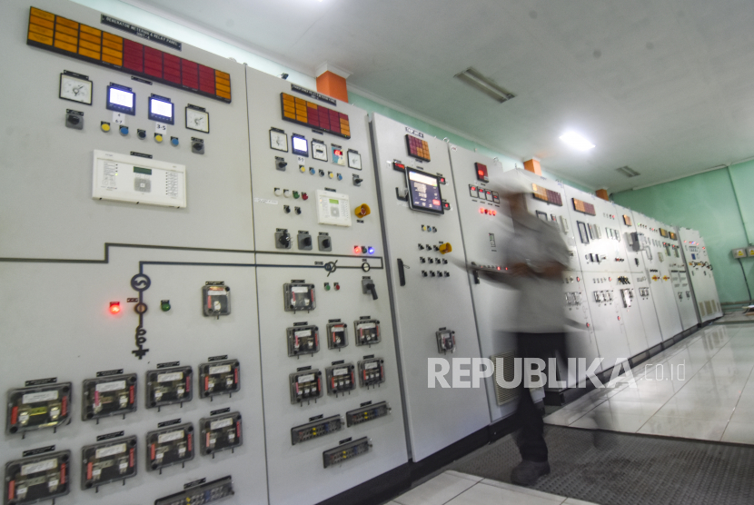 Seorang pekerja melakukan pemeriksaan rutin di ruang kontrol mesin Pembangkit Listrik Tenaga Mini Hidro (PLTMH) Segara di Desa Bentek, Kecamatan Gangga, Lombok Utara, NTB, Untuk memasok energi bersih, PLN pun siap membangun puluhan anjungan listrik mandiri.