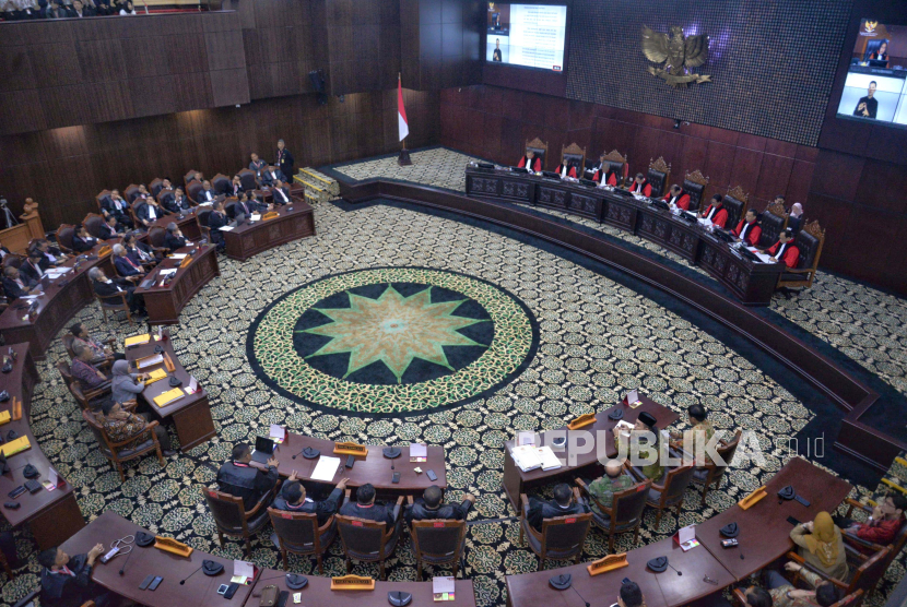 Suasana Hakim Mahkamah Konstitusi (MK) saat memimpin rapat sidang putusan gugatan perselisihan hasil Pemilu Presiden (Pilpres) 2024 di Jakarta, Senin (22/4/2024)