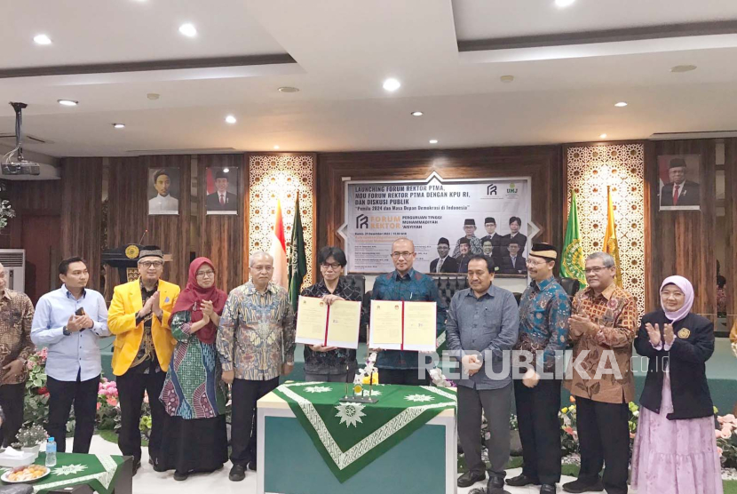 Penandatanganan MoU antara Komisi Pemilihan Umum (KPU) dengan Forum Rektor Perguruan Tinggi Muhammadiyah dan Aisyiyah di Kampus Universitas Muhammadiyah Jakarta, Kamis (21/12/2023) 