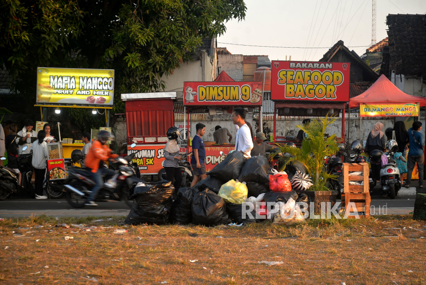Tumpukan sampah tidak terangkut di Alun-alun Selatan Yogyakarta, Selasa (25/7/2023). Semenjak penutupan operasional TPA Piyungan semua depo sampah di Kota Yogyakarta juga ikut menutup sementara hingga 5 September mendatang. Imbas penutupan ini, warga dan pedagang makanan kebingungan membuang sampahnya. Penumpukan sampah mulai terlihat di beberapa titik permukiman.