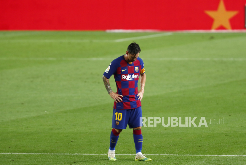 Bintang Barcelona Lionel Messi sedih berjalan setelah akhir pertandingan sepak bola La Liga Spanyol antara Barcelona dan Osasuna di Stadion Camp Nou di Barcelona, Spanyol, Kamis, 16 Juli 2020.