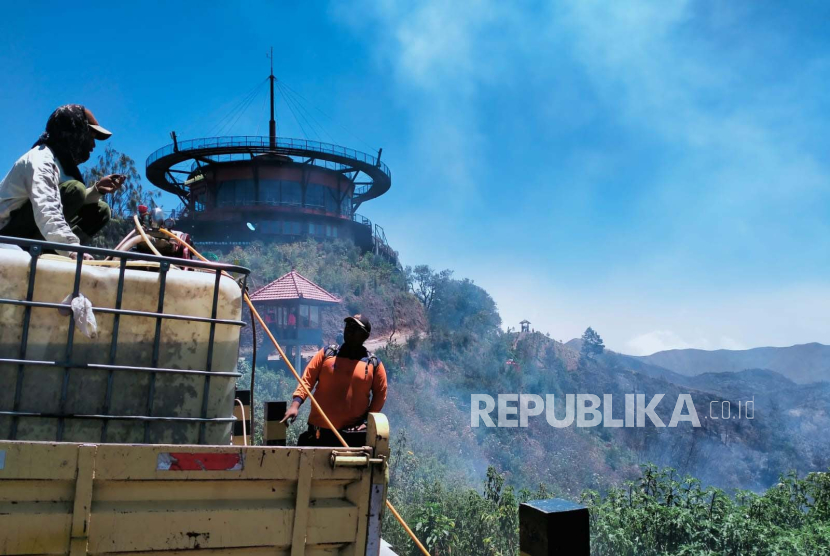 Tim gabungan melakukan pembasahan ke wilayah bekas kebakaran di kawasan Gunung Bromo, Selasa (12/9/2023). 