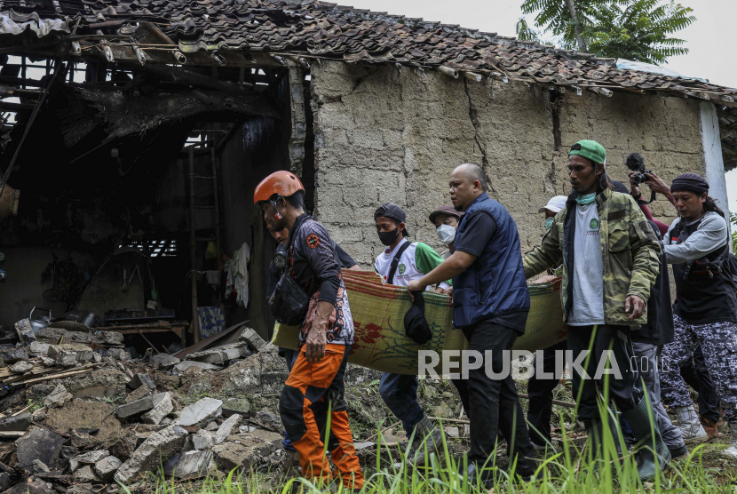  Tim penyelamat membawa jenazah seorang gadis berusia tujuh tahun yang tewas dalam gempa Senin, di Cianjur, Jawa Barat, Jumat, 25 November 2022. Gempa berkekuatan 5,6 itu menewaskan ratusan orang, banyak dari mereka anak-anak, dan melukai ribuan orang.