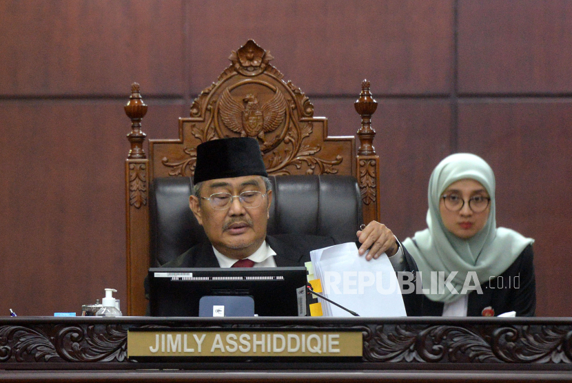 Ketua Majelis Kehormatan Mahkamah Konstitusi (MKMK) Jimly Asshiddiqie  memimpin sidang pembacaan putusan Majelis Kehormatan Mahkamah Konstitusi (MKMK) di Gedung Mahkamah Konstitusi (MK), Jakarta, Selasa (7/11/2023). Majelis Kehormatan Mahkamah Konstitusi (MKMK) memutuskan Ketua Mahkamah Konstitusi (MK) Anwar Usman terbukti melaukan pelanggaran berat terhadap kode etik dan perilaku hakim Konstitusi. MKMK juga menjatuhkan sanksi pemberhentian dari jabatan ketua MK.