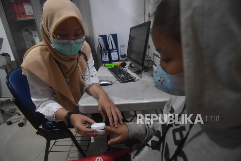 Dokter melakukan pemeriksaan kesehatan terhadap pasien bergejala Infeksi Saluran Pernapasan Akut (ISPA) di Puskesmas Kecamatan Mampang Prapatan, Jakarta Selatan, Jumat (11/8/2023). Dinas Kesehatan DKI Jakarta menyebut selain akibat polusi udara yang memburuk di Jakarta, penyakit ISPA dipengaruhi juga oleh perubahan iklim, dimana berdasarkan data dua bulan terakhir terdapat peningkatan kasus dari 99.130 kasus di bulan Mei 2023 menjadi 102.475 kasus di bulan Juni. 