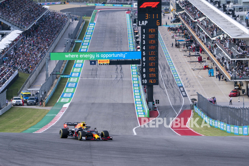 Pembalap Formula Satu Meksiko Sergio Perez dari Red Bull Racing beraksi selama sesi latihan bebas kedua di Sirkuit Amerika, tempat Grand Prix Formula 1 Amerika Serikat, di Austin, Texas, AS, 22 Oktober 2021. (Ilustrasi)
