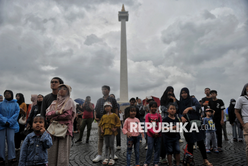 Warga berwisata di kawasan Monumen Nasional (Monas), Jakarta, Selasa (28/1/2025). Monas jelang pelantikan kepala daerah terpilih.