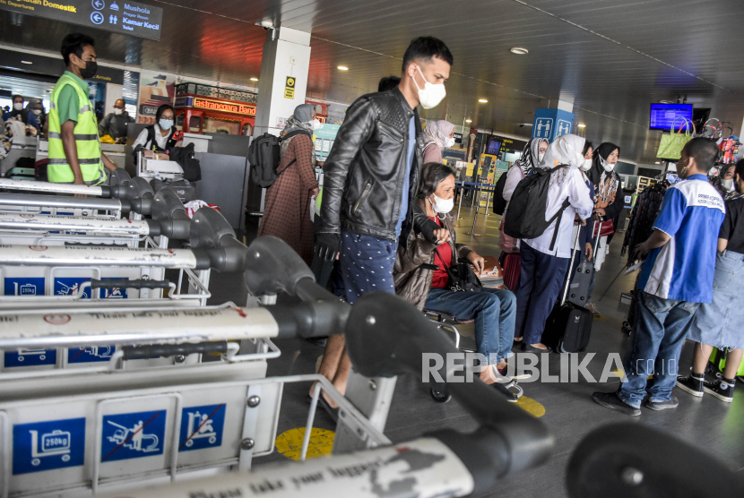 Penumpang pesawat berjalan keluar setibanya di Bandara Husein Sastranegara, Kota Bandung, Selasa (12/7/2022). Kemenhub mengizinkan penumpang melepas masker di tempat umum.