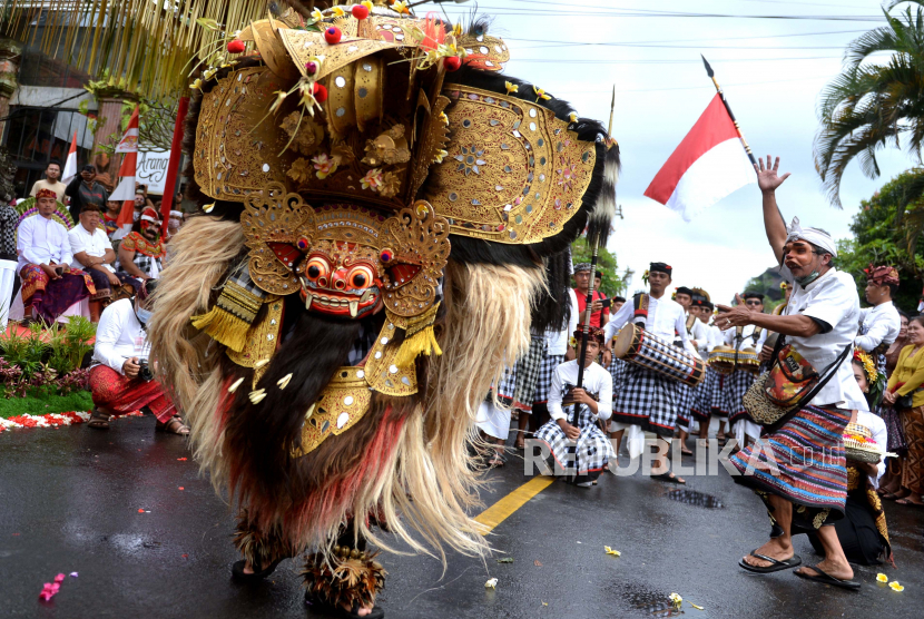 Warga menampilkan Tarian Barong di kawasan Ubud, Gianyar, Bali (ilustrasi) 
