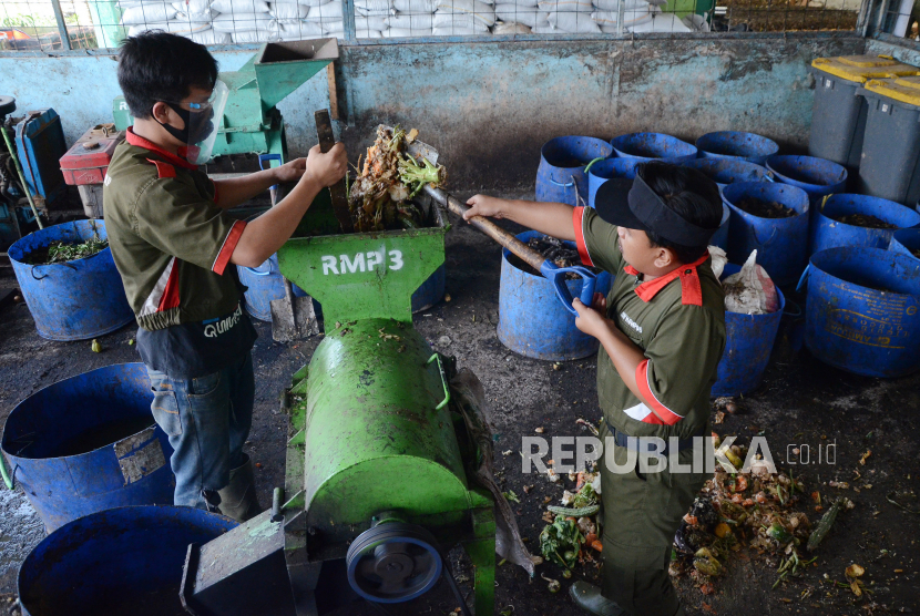Petugas mencacah sampah organik (ilustrasi). Pemerintah Kota Tomohon, Sulawesi Utara (Sulut), memiliki pusat pengelolaan sampah organik terpadu dirangkaikan dengan peringatan Hari Bumi Tahun 2022.