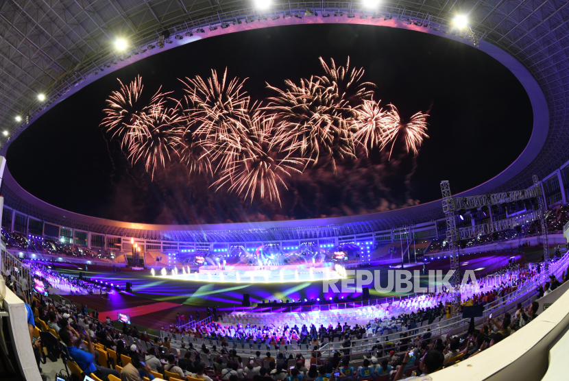 Suasana pesta kembang api saat pembukaan Peparnas XVII Solo 2024 di Stadion Manahan, Solo, Jawa Tengah, Ahad (6/10/2024). Peparnas XVII akan mempertandingan 20 cabang olahraga yang diikuti oleh ribuan atlet difabel dari seluruh provinsi di Indonesia. 