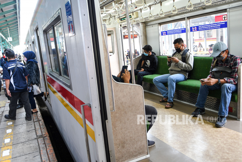 Hari Pertama PSBB, Stasiun Bekasi dan Depok Lengang (Foto: ilustrasi penumpang di dalam KRL)