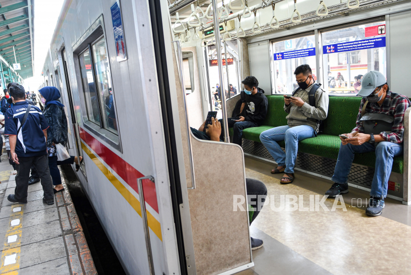 Sejumlah penumpang berada di dalam kereta rel listrik (KRL) Commuterline di Stasiun Manggarai, Jakarta, Selasa (14/4/2020). Pada hari kelima Pembatasan Sosial Berskala Besar (PSBB) di Jakarta, penumpang KRL terpantau masih ramai meski sudah berlakunya pembatasan armada dan jam operasional moda transportasi umum