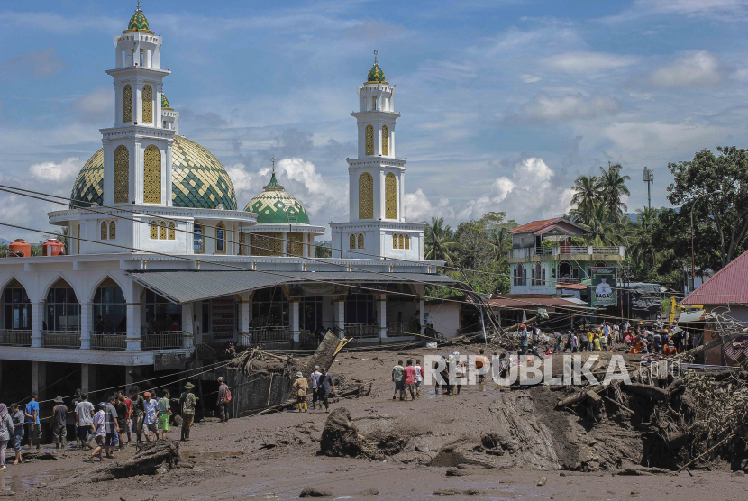 Petugas membersihkan desa yang terdampak banjir bandang di Tanah Datar, Sumatra Barat, Ahad (12/5/2024). BMKG menyebut potensi banjir lahar Gunung Marapi susulan lebih besar.