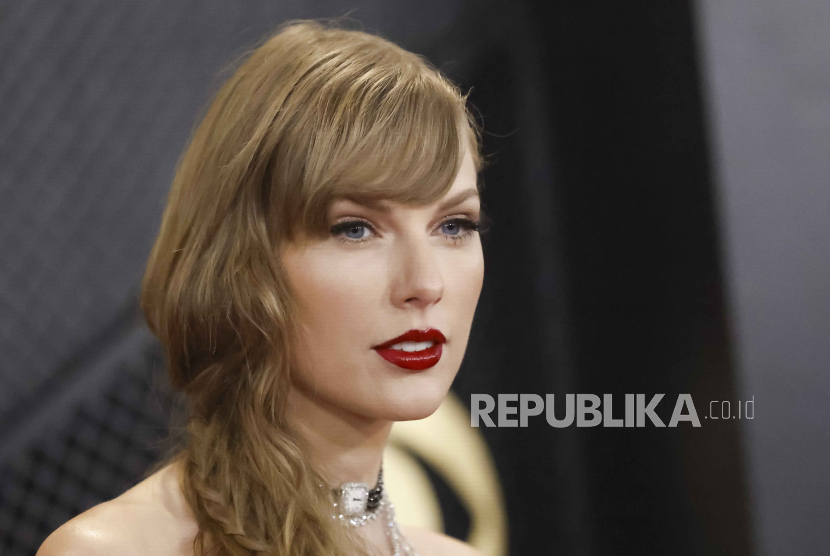  Musisi AS Taylor Swift tiba di upacara Grammy Awards tahunan ke-66 di Crypto.com Arena di Los Angeles, California, AS, Ahad, 4 Februari 2024. Swift meraih penghargaan Album of the Year.