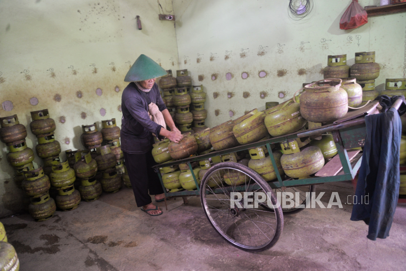 Pekerja menata gas elpiji 3 kg bersubsidi di salah satu pangkalan di Kawasan Bukit Duri, Jakarta, Jumat (26/4/2024).