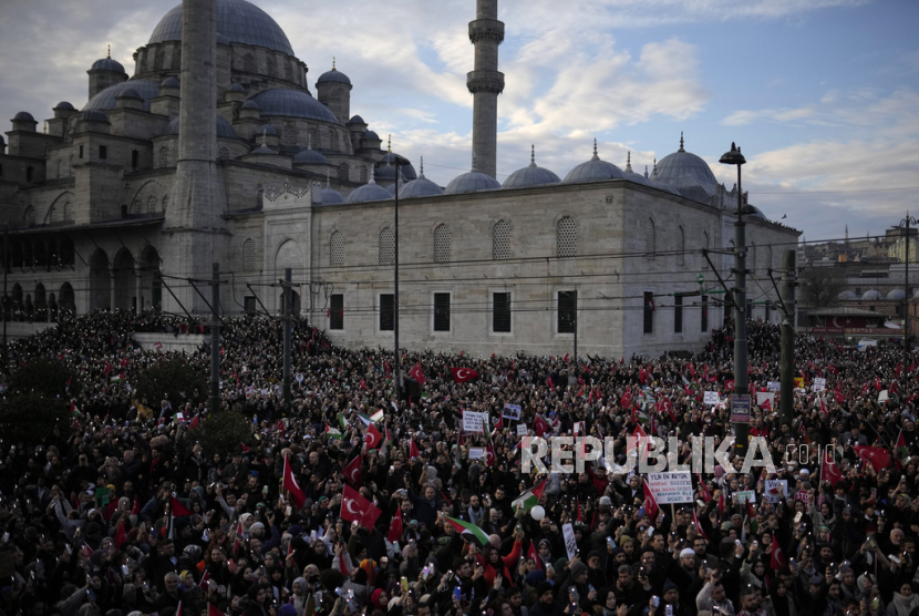 Ribuan orang berdemonstrasi untuk menunjukkan solidaritas terhadap warga Palestina di tengah perang yang sedang berlangsung di Gaza, di Istanbul, Turki, Senin, (1/1/2024).