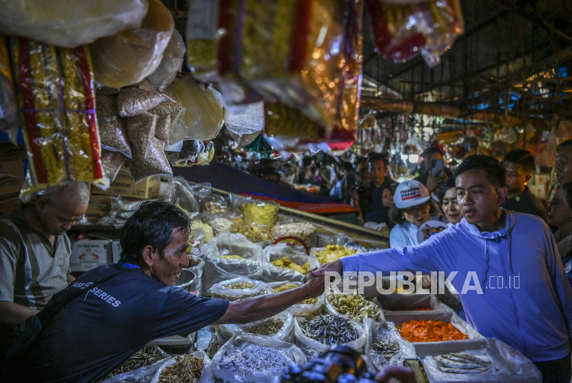 Calon wakil presiden nomor urut 2 Gibran Rakabuming Raka berbincang dengan pedagang saat melakukan blusukan di Pasar Minggu, Jakarta, Sabtu (23/12/2023). Dalam blusukannya, Gibran berdialog dengan pedagang untuk mendengar aspirasi mereka yang sebagian besar meminta kepada Gibran untuk memastikan harga barang-barang stabil dan terjangkau jika dia nantinya terpilih dalam Pemilu Presiden dan Wakil Presiden (Pilpres) 2024. 