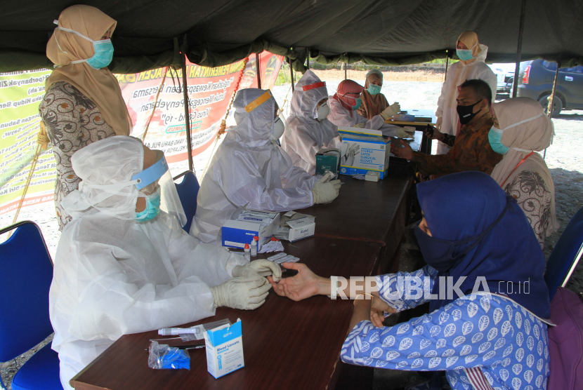 Petugas kesehatan mengambil sampel darah salah satu Aparatur Sipil Negara (ASN) saat pemeriksaan diagnostic cepat (rapid test) Covid-19 di Laboratorium Kesehatan Daerah (Labkesda) Kabupaten Aceh Barat, Aceh, Kamis (11/6). (ilustrasi)
