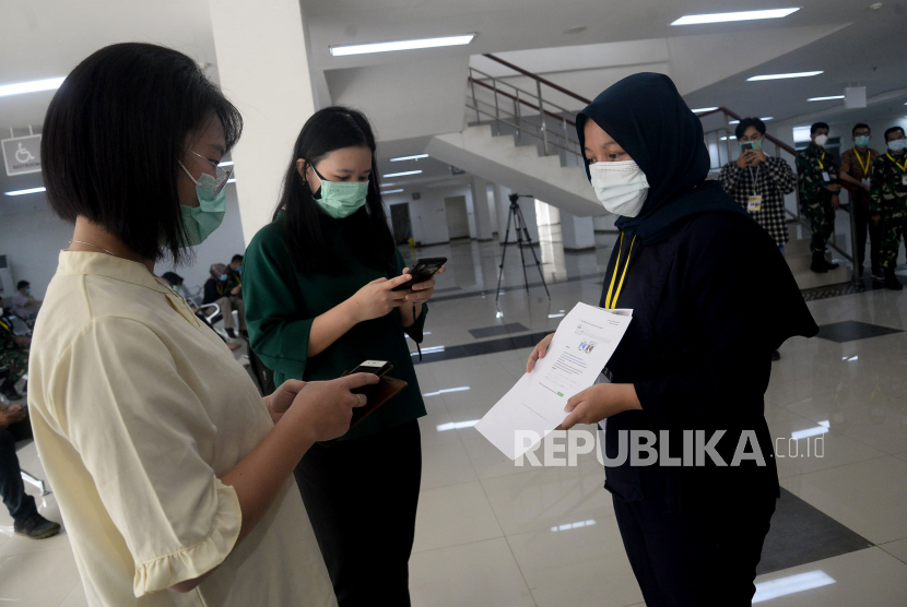 Relawan tenaga kesehatan mengikuti simulasi penerimaan pasien di Tower 5 Rumah Sakit Darurat (RSD) wisma atlet, Kemayoran, Jakarta.