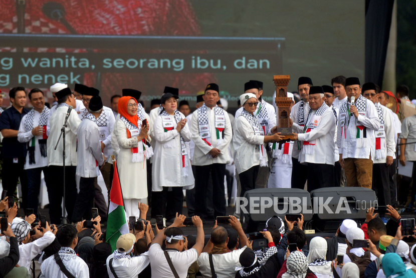 Sejumlah tokoh nasional menghadiri  Aksi Damai Aliansi Rakyat Indonesia Bela Palestina di Kawasan Monas, Jakarta, Ahad (5/11/2023). 