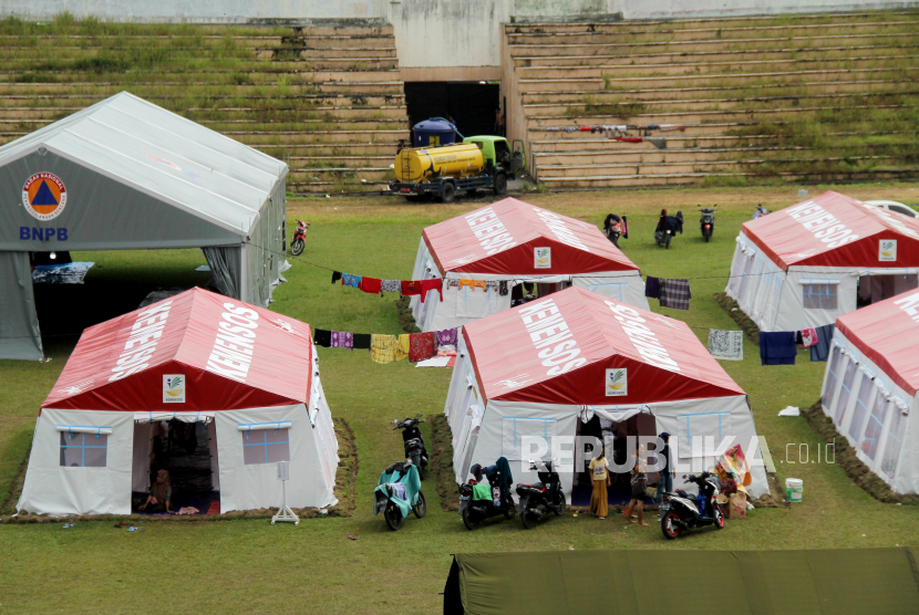 Suasana tenda pengungsian, di Stadion Manakarra Mamuju, Sulawesi Barat, Ahad (24/1/2021). Pasca terjadinya  gempa bumi berkekuatan Magnitudo 6,2, jumat (15/1/2021) lalu, Gubernur Sulbar mengimbau masyarakat Mamuju dan Majene agar kembali ke kediamannya bagi warga yang rumahnya tidak terlalu rusak parah. 