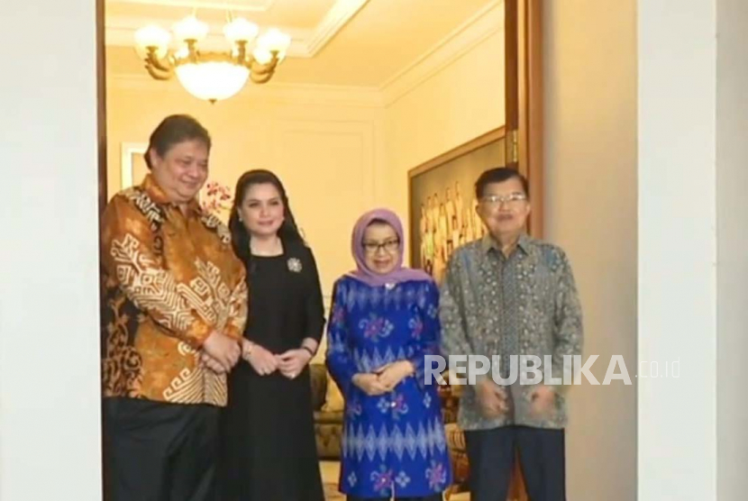 Ketua Umum Partai Golkar, Airlangga Hartarto menyambangi kediaman Wakil Presiden ke-10 dan ke-12 Muhammad Jusuf Kalla atau JK, di Jakarta, Kamis (4/5/2023) malam.