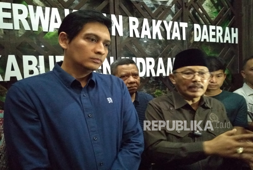 Wakil Bupati (Wabup) Indramayu Lucky Hakim (kiri) bersama Ketua DPRD Indramayu, Syaefudin, di Gedung DPRD Kabupaten Indramayu, Jawa Barat, Selasa (28/2/2023).