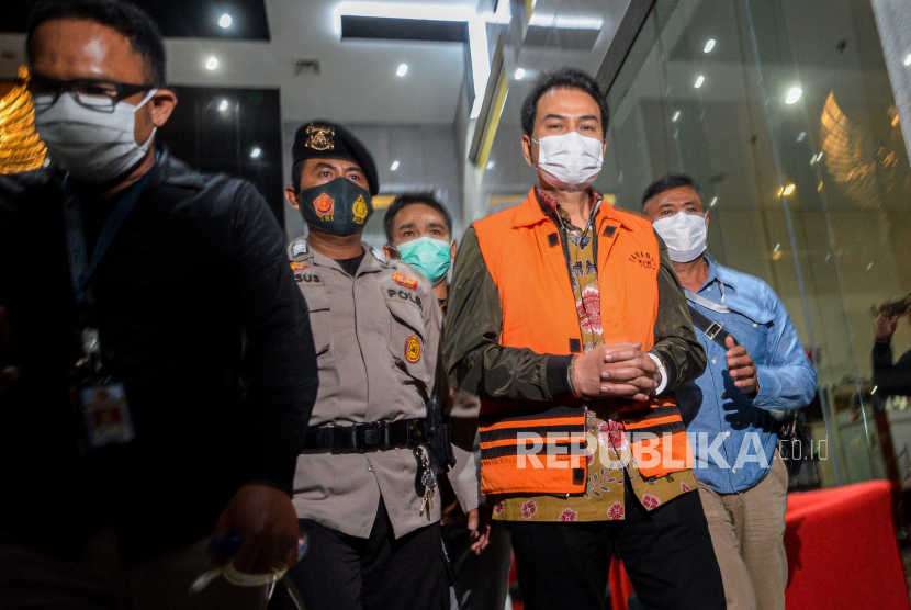 Wakil Ketua DPR Azis Syamsuddin mengenakan rompi tahanan usai diperiksa di Gedung Merah Putih KPK, Jakarta Selatan, Sabtu (25/9).