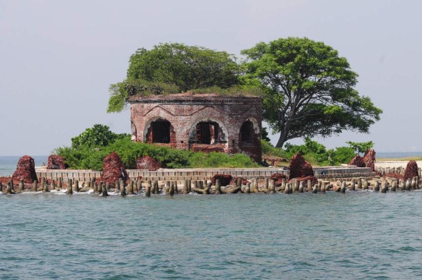 Benteng Martello yang terletak di Pulau Cipir tak jauh dari Pulau Onrust, Kepulauan Seribu, Jakarta.