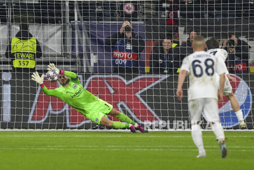 Kevin Trapp (kiri) sata masih membela Eintracht Frankfurt. 