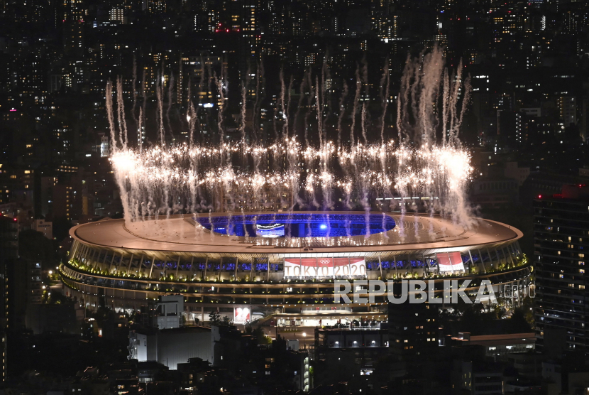 Kembang api meledak di atas Stadion Olimpiade selama Upacara Penutupan Olimpiade Tokyo 2020 di Stadion Olimpiade di Tokyo, Jepang, 08 Agustus 2021.