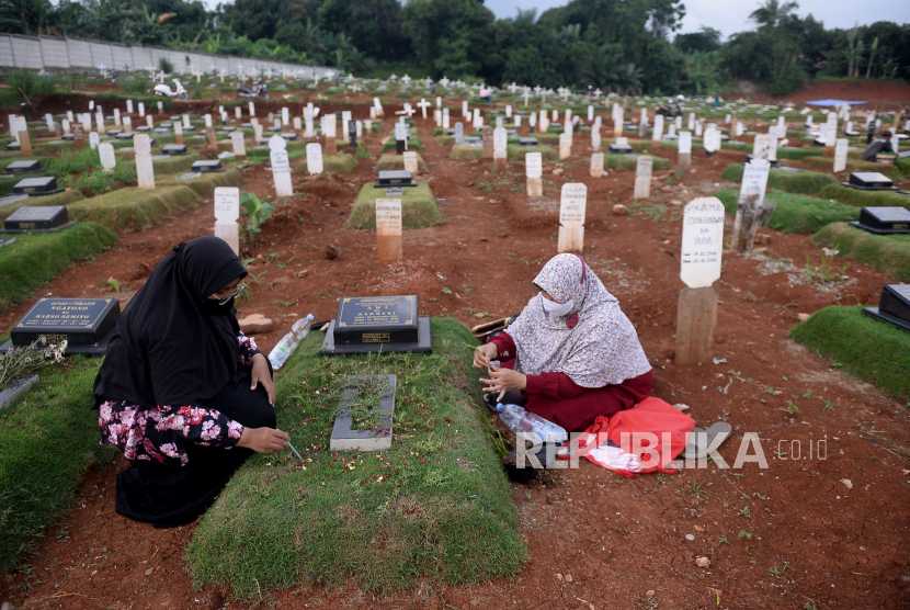 Keluarga berziarah di lokasi pemakaman jenazah dengan protokol Covid-19 di TPU Pondok Ranggon, Jakarta, Kamis (26/11). Penularan Covid-19 masih terjadi di masyarakat hingga saat ini, hal ini terlihat dari data pemerintah pada Kamis (26/11) mencatat ada 4.917 kasus baru Covid-19 dalam 24 jam terakhir. Penambahan itu menyebabkan total kasus Covid-19 di Indonesia kini mencapai 516.753 orang.Prayogi/Rpublika