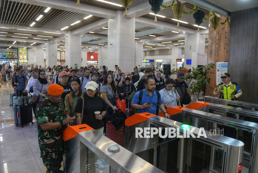 Penumpang kereta cepat Whoosh melakukan check-in untuk memasuki peron di Stasiun KCIC Halim, Jakarta, Rabu (18/3/2026). Sejak dibukanya Posko Angkutan Lebaran hingga hari ini, penjualan tiket Whoosh telah mencapai lebih dari 100 ribu. Khusus hari ini, volume penjualan tercatat sekitar 14 ribu tiket dan masih berpotensi bertambah hingga keberangkatan terakhir. Sejumlah pemudik mengakui Whoosh membuat perjalanan lebih cepat dan efisien.