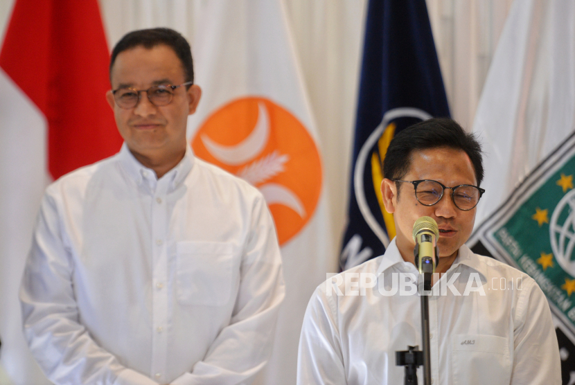 Bakal Calon Presiden Anies Baswedan (kiri) dan Bakal Calon Wakil Presiden Muhaimin Iskandar (kanan) memberikan keterangan usai melakukan pertemuan di kantor DPP PKS, Jakarta, Selasa (12/9/2023). Pertemuan tersebut merupakan kunjungan pertama Anies - Cak Imin (AMIN) ke kantor DPP PKS usai dideklarasikan sebagai pasangan capres dan cawapres pada Pilpres 2024. Pertemuan tersebut dilakukan oleh tiga partai Koalisi Perubahan untuk Persatuan (KPP) yang dihadiri sejumlah petinggi partai dari PKS, PKB dan Nasdem untuk membahas tentang kerjasama politik.