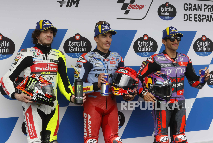  Spanish MotoGP Marc Marquez (C), of Gresini Racing MotoGP, pole position; Italian Marco Bezzecchi (L), of Pertamina Enduro VR46 Racing Team, second; and Spaniard Jorge Martin, of Prima Pramac Racing team, pose for photographs after the qualifying for the 2024 Motorcycling Gran Prix of Spain in Jerez de la Frontera, southern Spain, 27 April 2024.  
