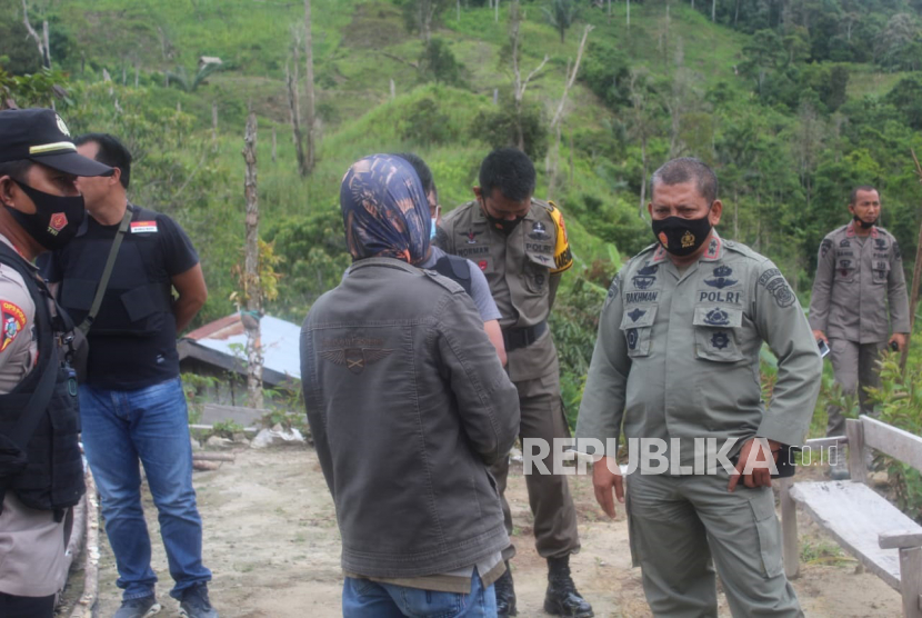 Kapolda Sulawesi Tengah Irjen Abdul Rakhman Baso (kedua kanan) meninjau lokasi serangan yang diduga dilakukan kelompok teroris Mujahidin Indonesia Timur (MIT) pimpinan Ali Kalora di Dusun Lewonu, Desa Lemban Tongoa, Kecamatan Palolo, Kabupaten Sigi, Sulawesi Tengah, Sabtu (28/11).